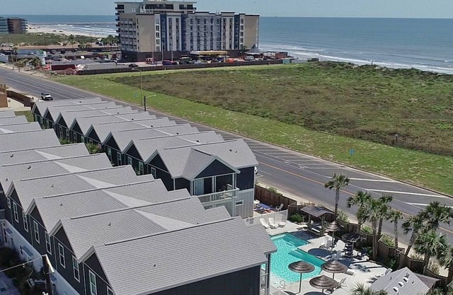 Vistas al mar! De Pueblo Nuevo 4/3 w / 1000SF privada Patio y ducha al aire libre