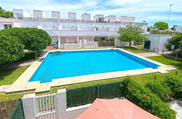 Chalet unifamiliar con piscina en zona residencial en Conil, 5 plazas.