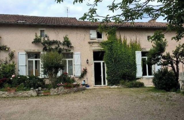 Terre Happy – Casa de campo con piscina compartida en Ribérac