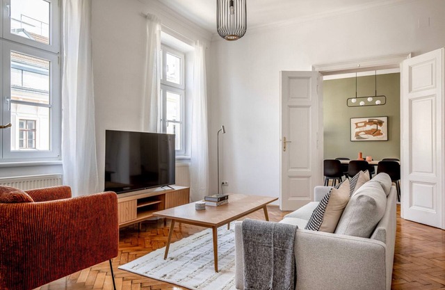 Terrific Landstraße 2BR w/ Elevator, nr Tram & Dining, by Blueground