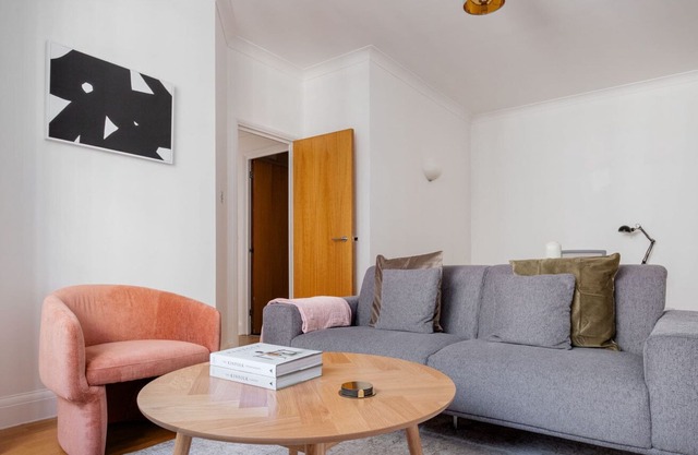 Terrific Waterloo 2BR, nr London Eye & Museums, by Blueground
