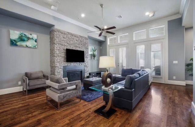 Luxury Townhome / Tesla-Charger / TX Medical Ctr / Sleeps 7 - 5 beds