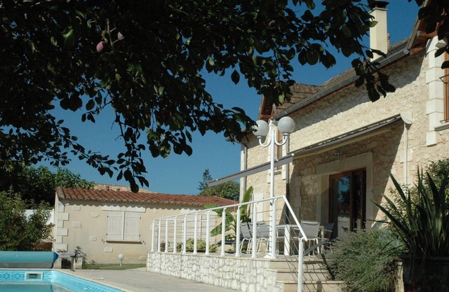 El resplandor de la casa del siglo XIII en un parque cerrado y privado a 10 minutos de Périgueux