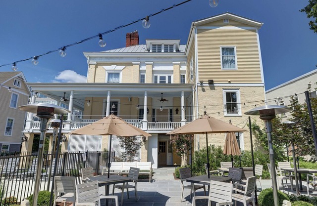 The 200 South St | King Rm 1