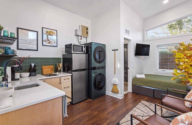 The Acorn - Studio w/ Kitchen, AC, WiFi, Washer
