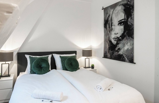 El apartamento cuenta con 3 buenas habitaciones, aire acondicionado y camas nuevas.