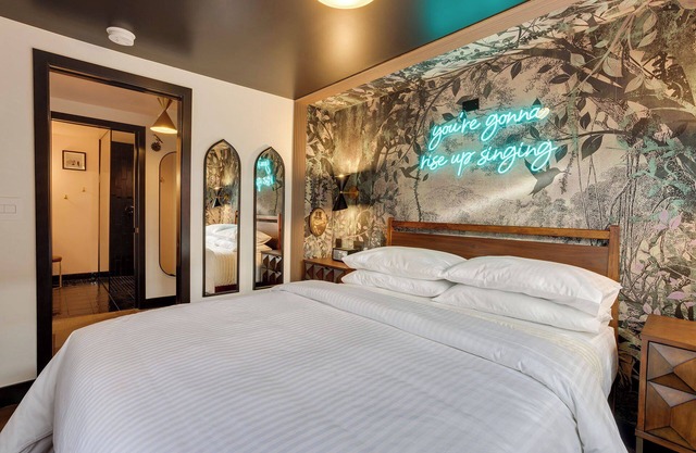 The Armstrong @ The Louie Boutique Motel, Walk to Everything! Dog Friendly!