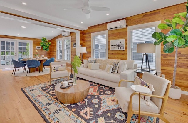 **THE ARTIST’S AVIARY @ OLD TOWN** Newly Renovated Home & Pool + LAST KEY SERVIC