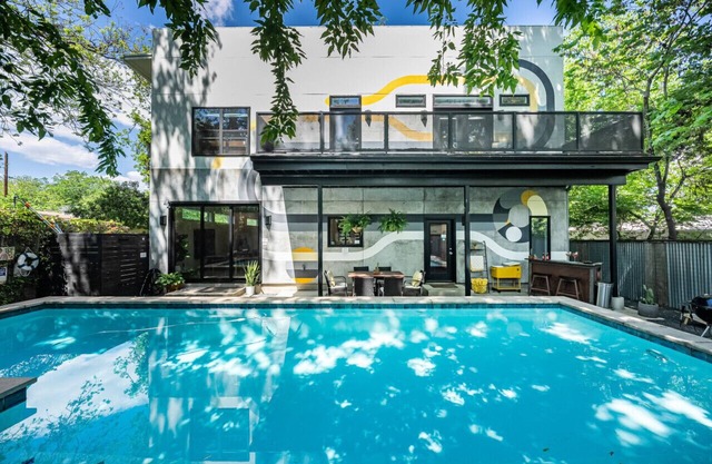 Spacious 8 bedroom house with pool and hottub just minutes from downtown Austin