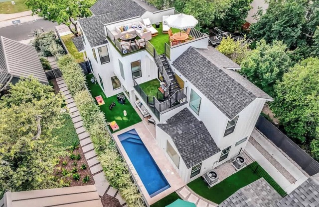 The AUSTORIA - Luxury Mansion Breathtaking Skyline with Sauna & Pool
