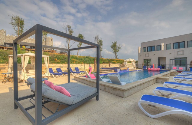 The Bentley Hotel - James Bond Suite - Pool View