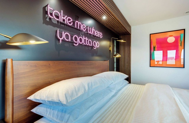 The Berry @ The Louie Boutique Motel, Walk to Everything! Dog Friendly!