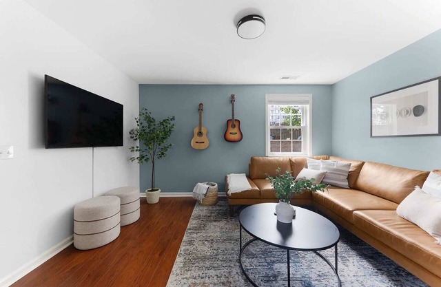 The Blue Bungalow - 4 beds + 7 Mins To Broadway!