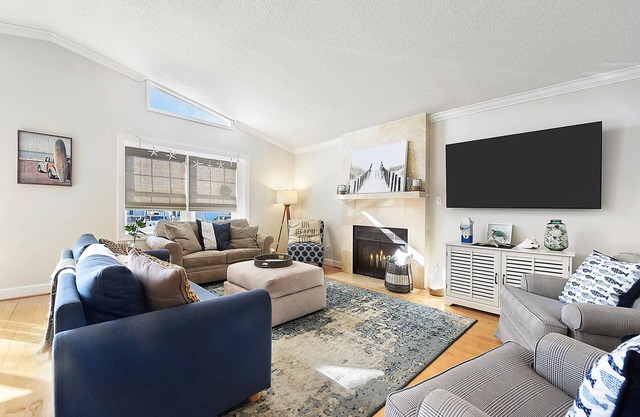 The Blue House! Walk to the Beach! FirePit-Bikes-PingPong- Fully Fenced Yard!