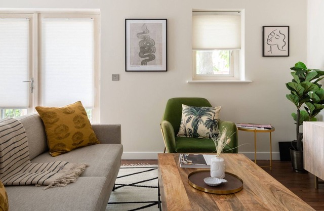 The Bow Mews - Modern & Bright 2BDR Apartment with Patio
