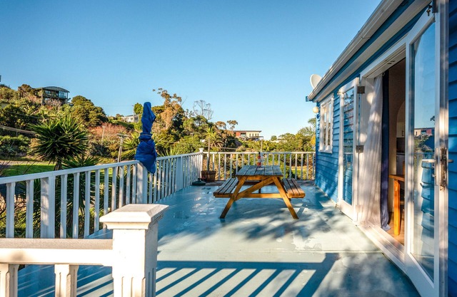 THE BUTTERFLY BACH - SURFDALE HOLIDAY HOME, with a garden in Surfdale