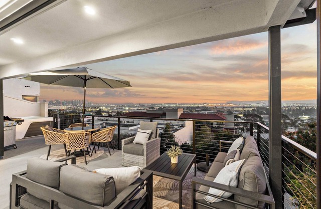 The California III - A Luxury Mission Hills Duplex - Hot Tub, Grill, Private Bal
