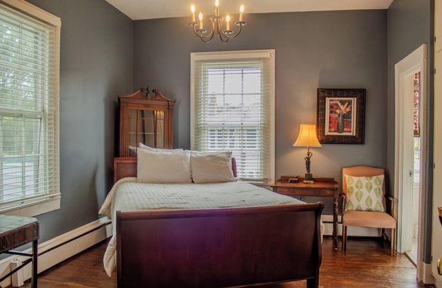 The Camelia Room - Private Room w/ Ensuite Bath in Historic Downtown Home