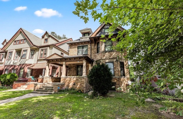 Charming 2-bedroom apartment with WiFi, AC in fantastic Detroit