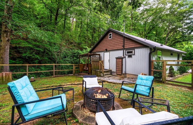 Luxury cottage w/ lvl2 EV & fenced yard - 3mins to Pkwy - Pet Friendly!