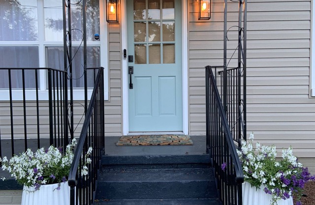 "The Cottage" - Charming Home, walking distance to Downtown Greenville!