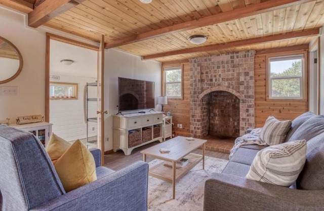 The Cottage Keeper - Meredith Lodging