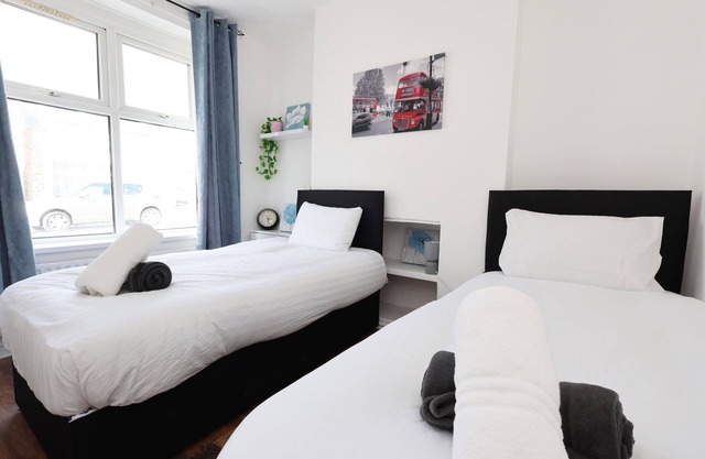 The Cozy Home | 11min Walk to Cardiff Central | Linen + Parking Provided |