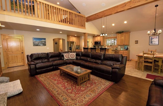 The Cozy Pines - 5BR, Hot Tub, Fireplace, Games