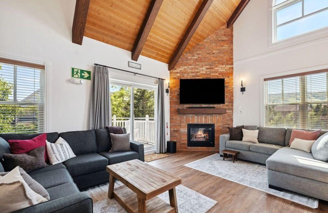 The Cozy Timber: Mountain Views + Village Shuttle!