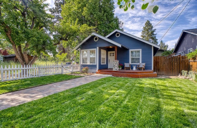 Furnished Historic Cottage in Central Bend