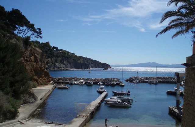 Los arroyos, el mar, las caminatas y un hermoso apartamento con piscina.