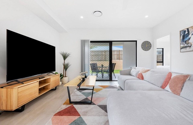 'The Crest' - Stunner in North Harbour Estate