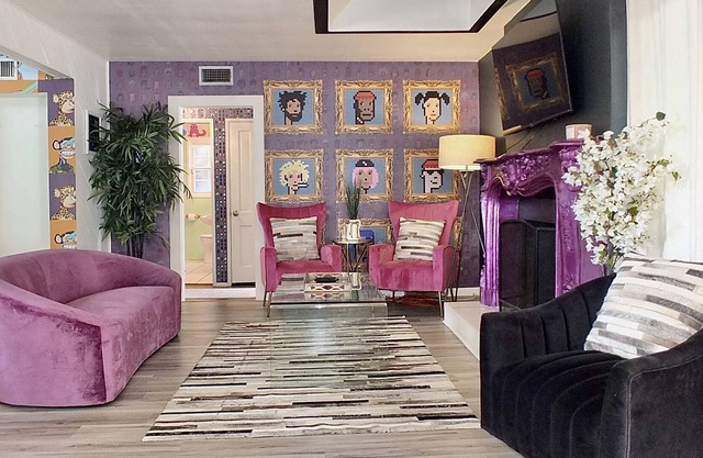 The Crypto House - Content house with King Suite