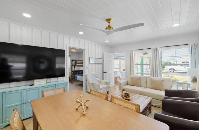 The cutest classic beach cottage/ totally restored/steps to the beach! 5br 2ba!