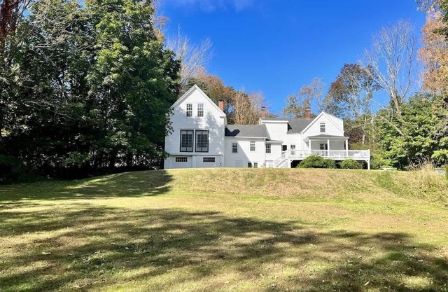 The Downing House - Newly Updated 4bd Farmhouse!