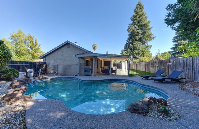 The Dream House Pool Garden Grill cerca del centro de Sacramento y Roseville