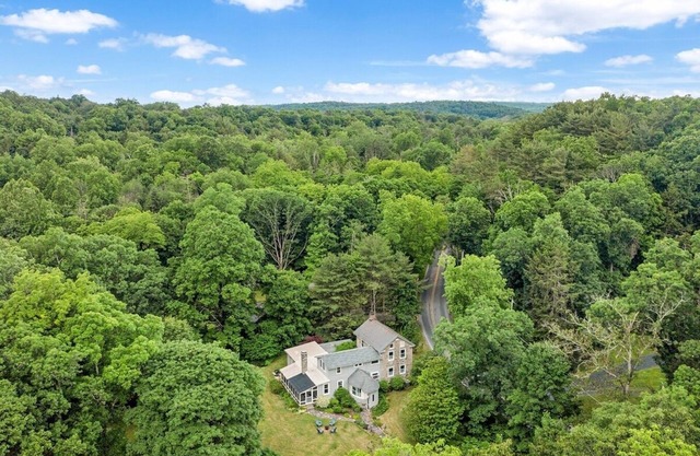 The Eclectic Shamba Inn with Private Creek Access/Sunroom/Firepit/Dog Friendly