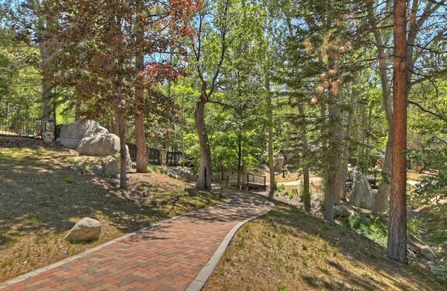 The Edgewood Mansion by Destination Big Bear: Big Bear Lakes Finest Estate on Nearly 2 Acres! Hot Tub! Close to Bear Mtn & Snow Summit!