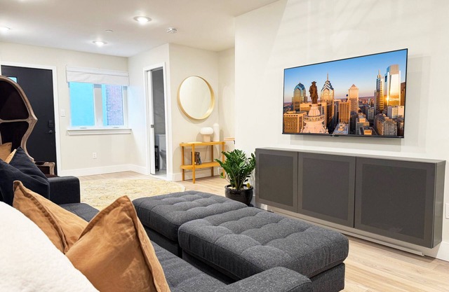 The Executive/Center-City/3BR/4Bath/Private-Garage