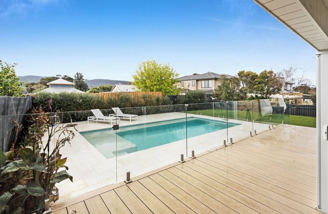 The Family Beachside Escape HOUSE & GUEST HOUSE by Ready Set Stay- Pool, Linen