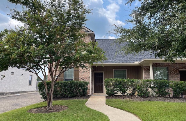 The Farmhouse - Spacious Townhome Minutes From Texas A&M University