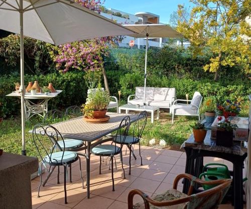 The Flower- Townhouse with air conditioning and garden!