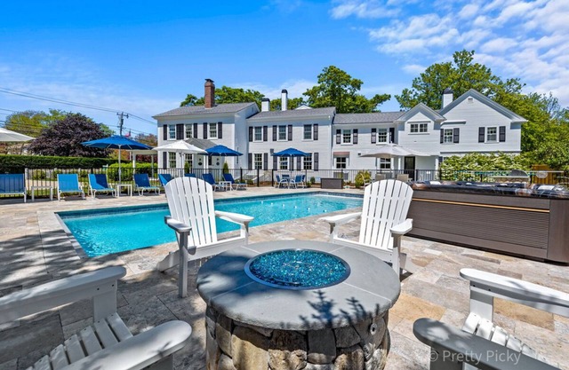 Chatham Resort Style Estate with Heated Pool, Close to Everything: 364-C