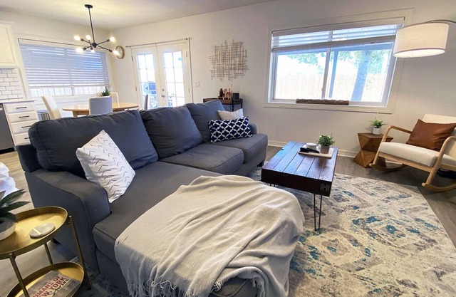 THE GILBERT GETAWAY - Modernly Cozy - w/KING Suite