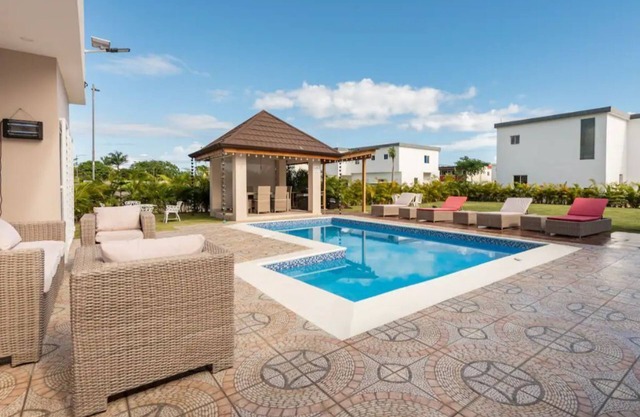 The Green Palms 5 Bedroom villa with pool / garden