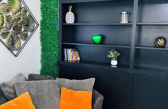 The Greenhouse Effect- central+ 4BR/2BA+ king suite+ coffee+ BBQ grill