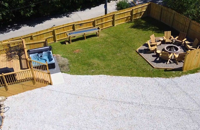 "The Hay Loft" - Hot Tub - Game Room - Fire Pit - Office - Family FUN