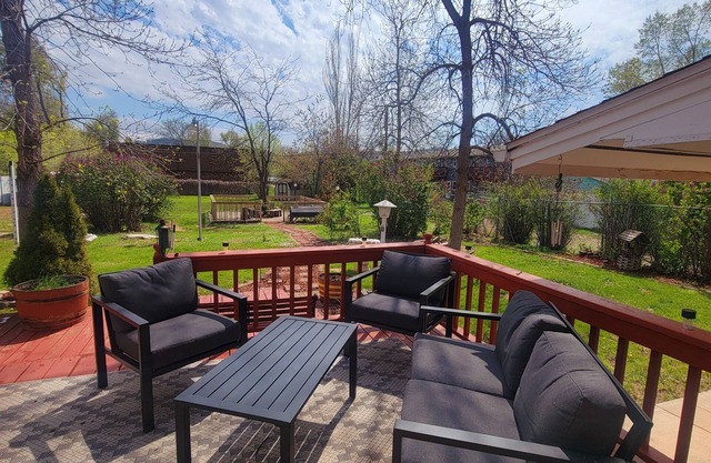 The HEAVENLY Retreat, BEAUTIFUL HOME, YARD, & DECK