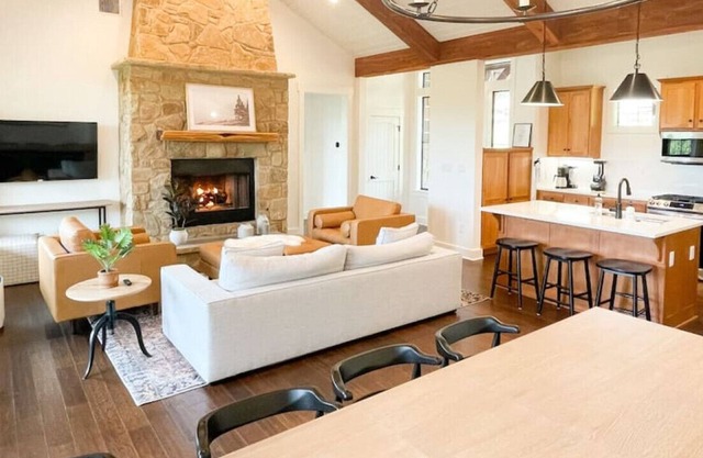 THE HIDEAWAY 3BR/2BA Modern Cabin at LAKE TRAVIS