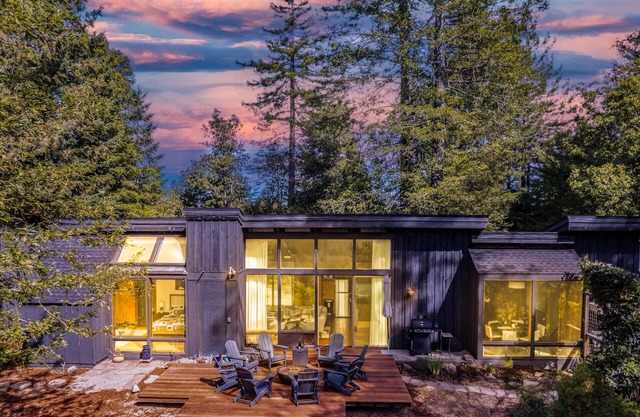 The Hilltop - 5acre Oasis, Views, Hot Tub, Game Room